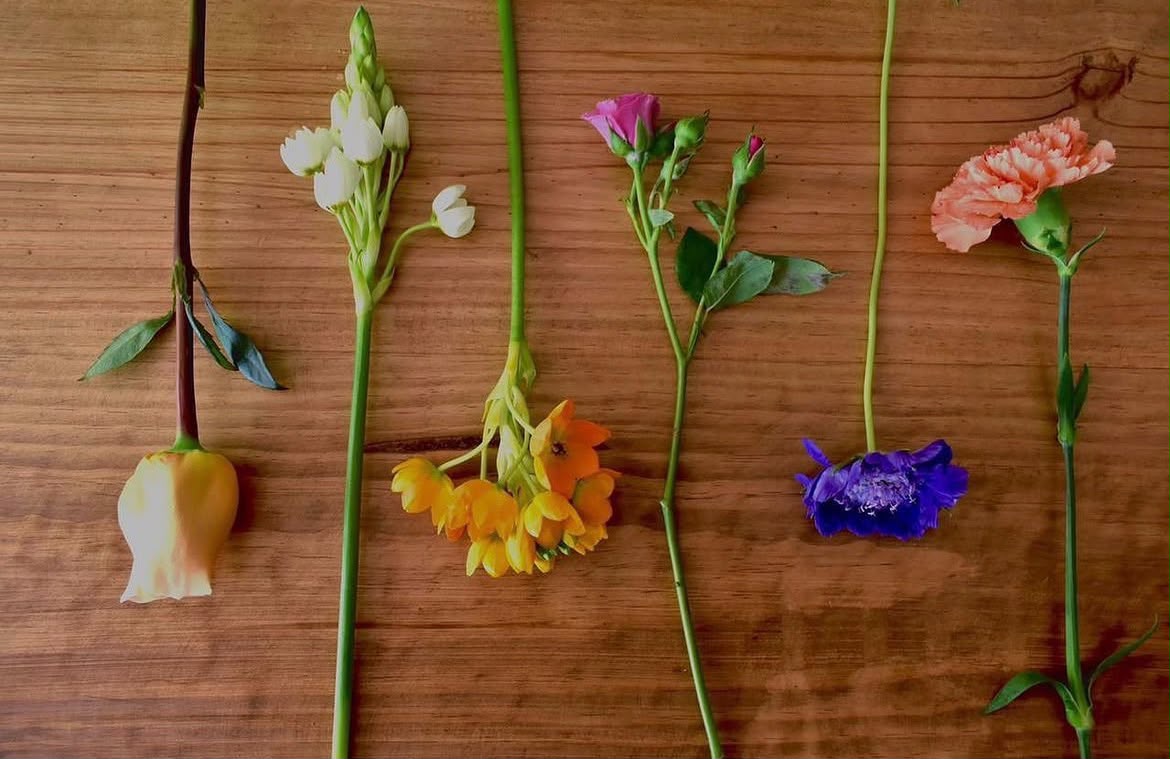 Composición floral en papel kraft