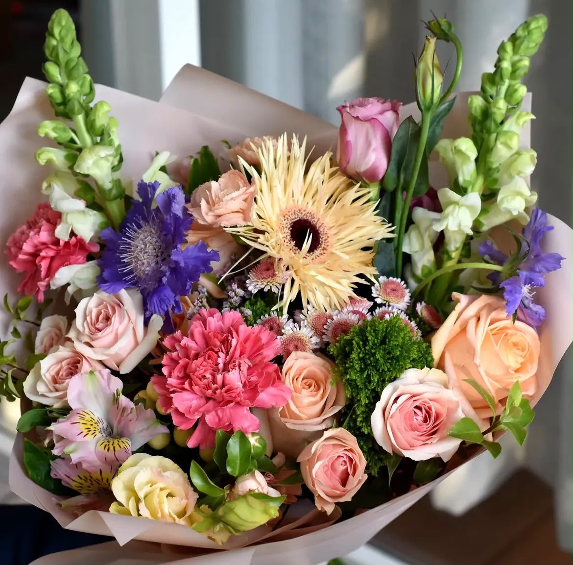 Ramo con rosas naranjas y tulipán